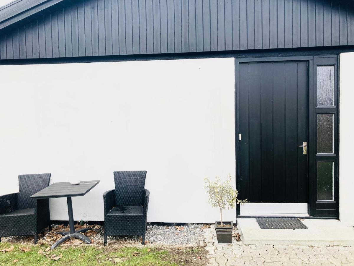 Villa Med Private Vaerelser Delt Badevaerelse/Kokken, Viby Sj. Exterior foto